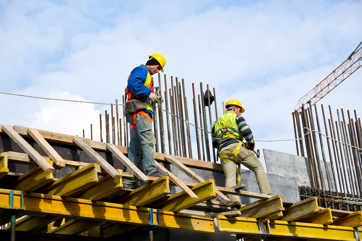 trabajadores-examinando-la-obra-low